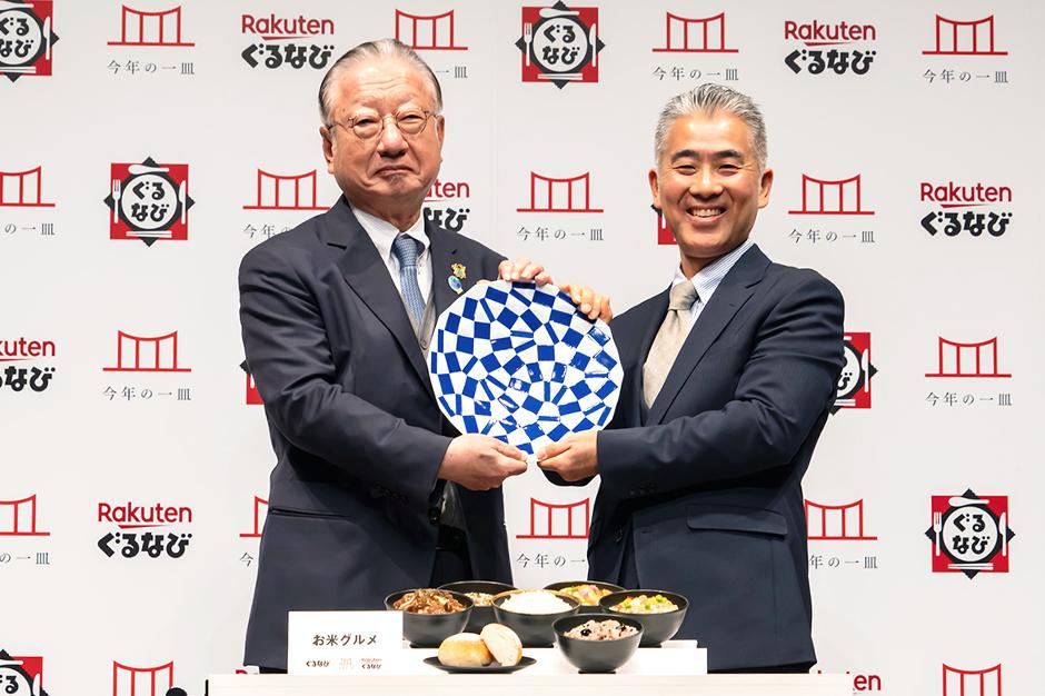 滝会長より記念品を受け取る小池理雄氏