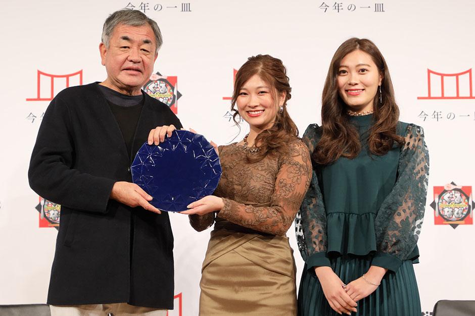 （写真左から）「今年の一皿」のスペシャルプレゼンターを務めた建築家 隈研吾氏、2019年「今年の一皿」タピオカの代表として登壇したたぴりすと。
