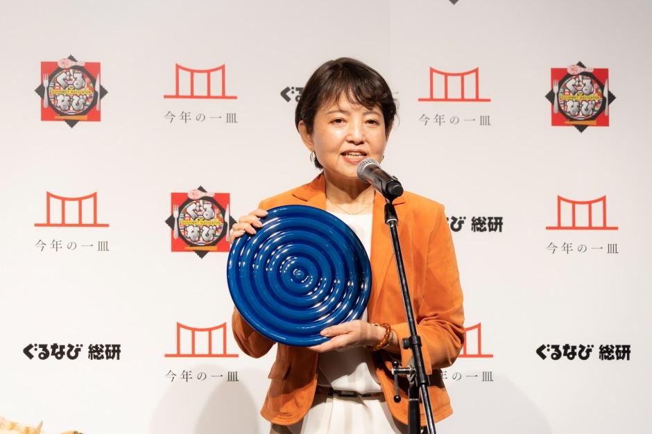 2022年「今年の一皿」に選ばれた「冷凍グルメ」を代表して、一般社団法人日本冷凍食品協会 広報部長 消費生活コンサルタント 三浦佳子さんが登壇