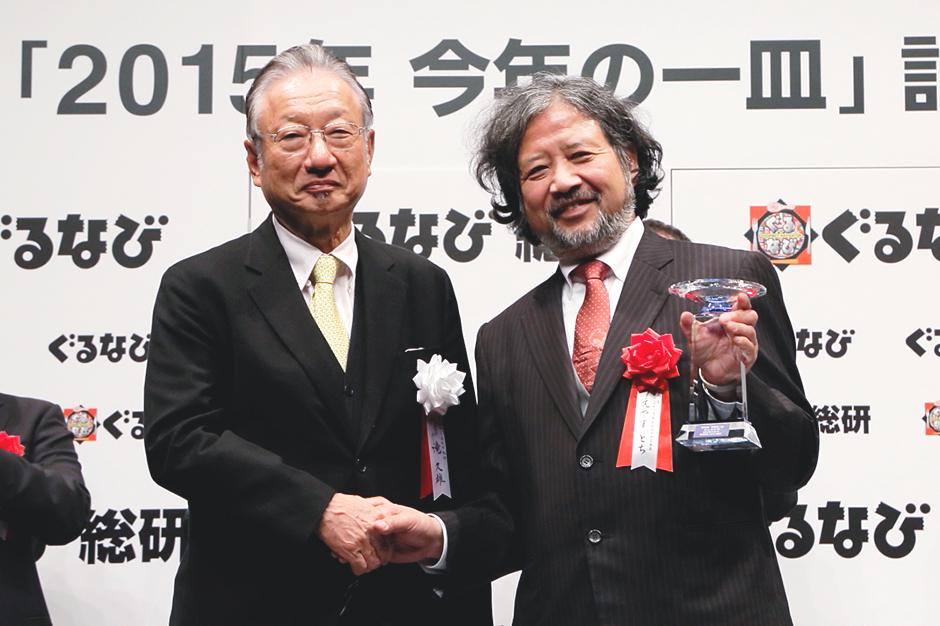 （写真左から）滝 久雄と「今年の一皿」おにぎらずに関連して登壇した漫画家 公益社団法人日本漫画家協会九州支部長 うえやまとち氏